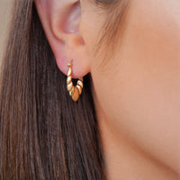 Load image into Gallery viewer, 14k Yellow Gold Textured Shrimp Scalloped Hoops Door Knocker Earrings with Latch Back
