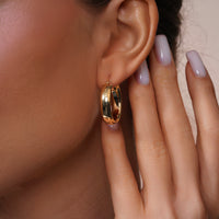 Load image into Gallery viewer, A Model styling with 14k Gold 1 Inch Height Plain Tube Hoop Earrings
