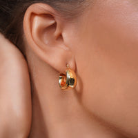 Load image into Gallery viewer, A Girl worn 14k Gold 4mm Small Chunky Tube Hoop Earrings

