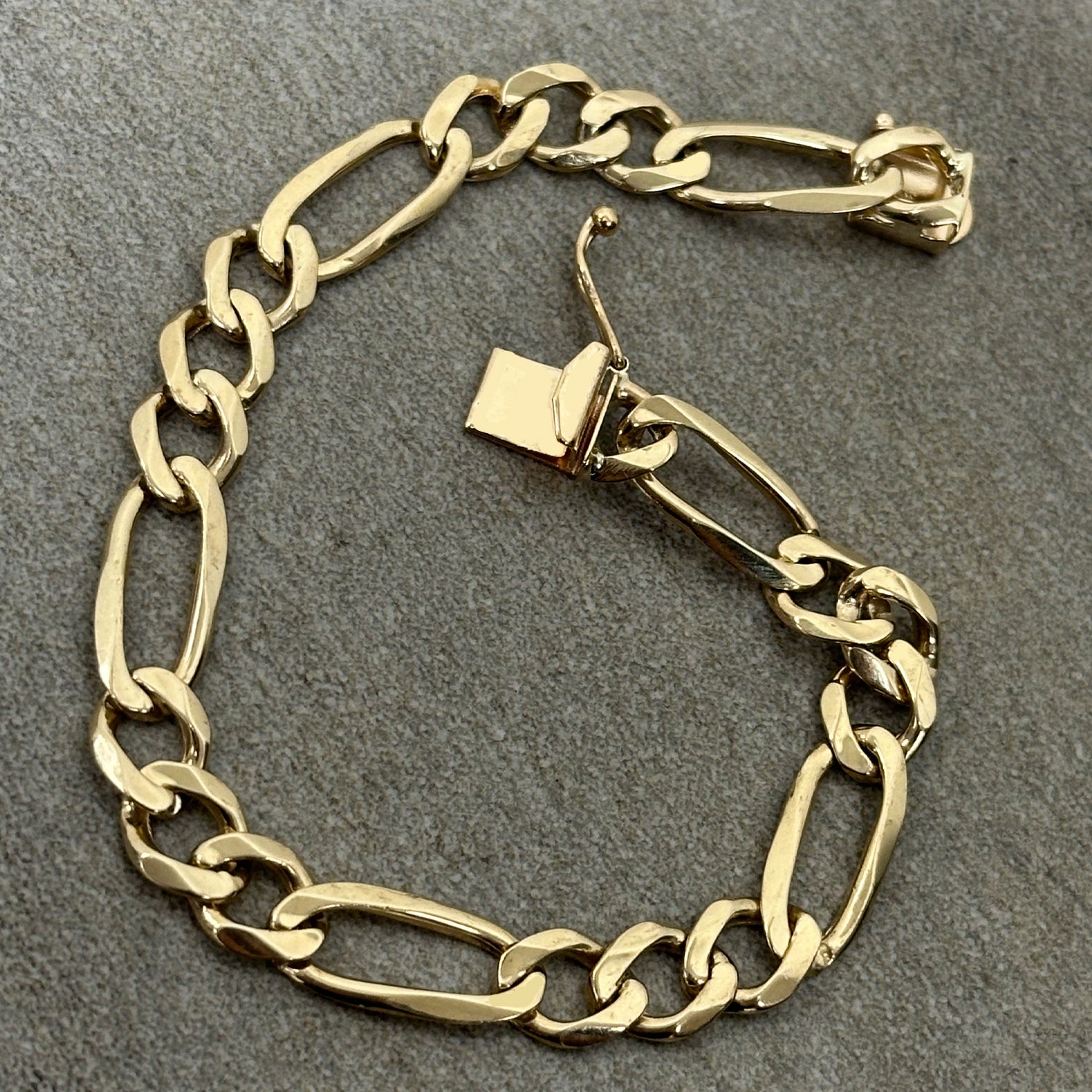 14K Yellow Gold Figaro Link Chain Bracelet | Jewelry America